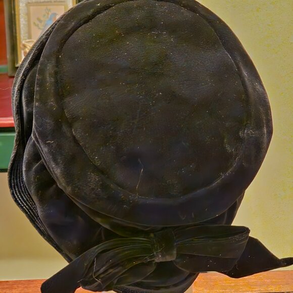 Vintage Neiman Marcus Black Velvet Cloche Hat With Bow in Back - Picture 4 of 4